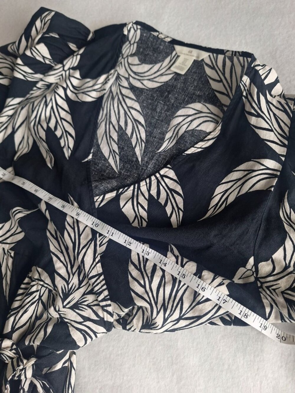 💙 H&M Linen Cotton Wrap Dress Size M Black Cream Tropical Leaf Print Long Sleev - Picture 4 of 8